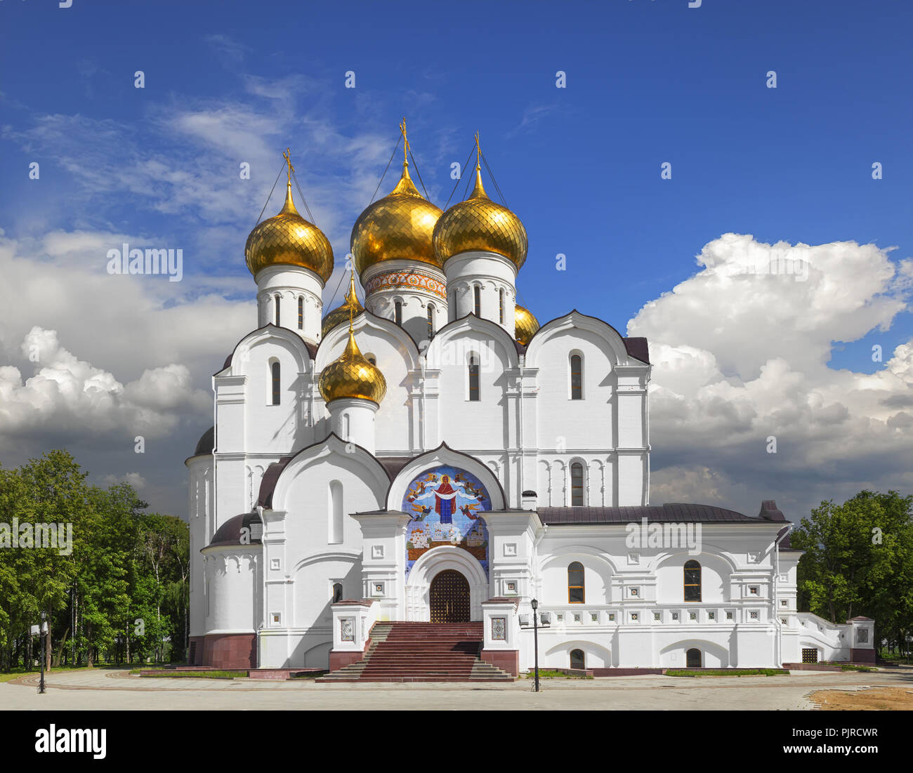 Kathedrale in Jaroslawl (Russland) - Orthodoxe Kirche, im Jahr 1215 gegründet. Die Kathedrale ist mit dem weltweit größten über das Tor dekorierte Fliesen- Stockfoto