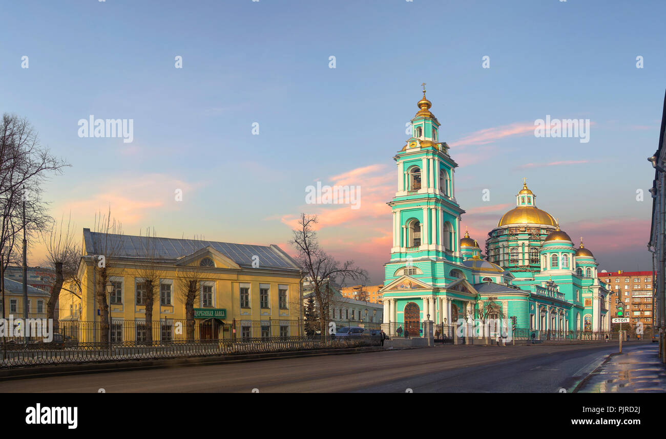 Epiphanias Kathedrale in Elokhov bei Sonnenuntergang. Moskau, Russland Stockfoto