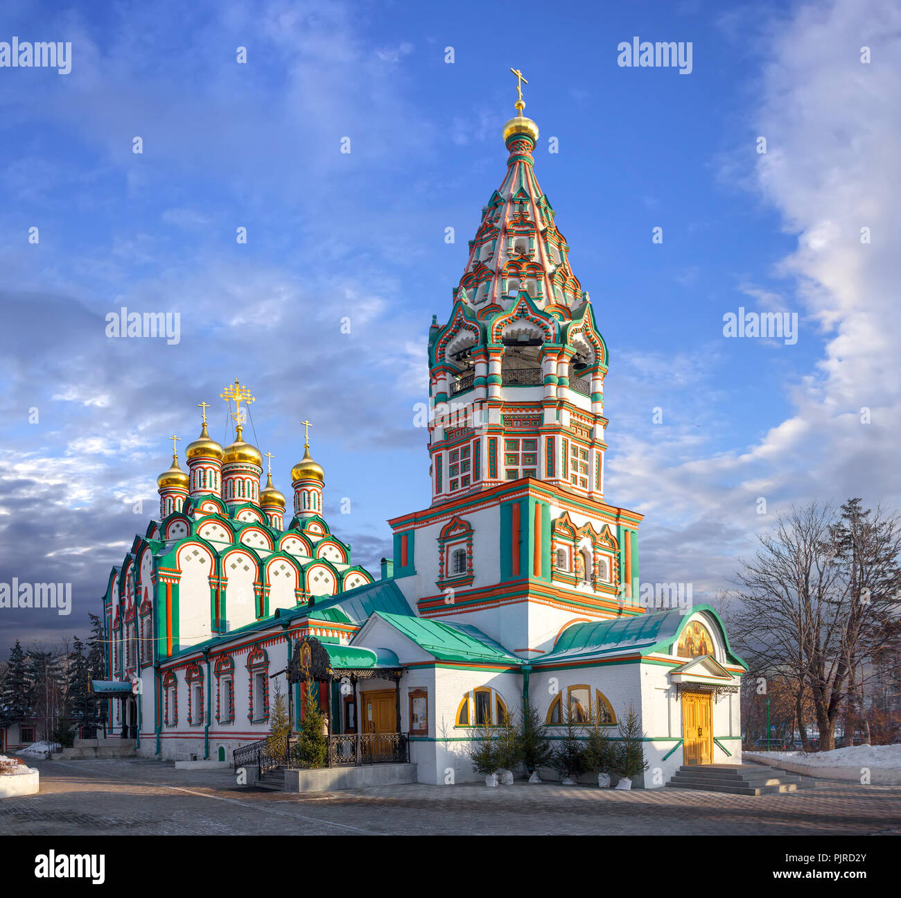 Kirche von St. Nikolaus in Chamowniki an einem sonnigen Tag. Russland Moskau. Stockfoto
