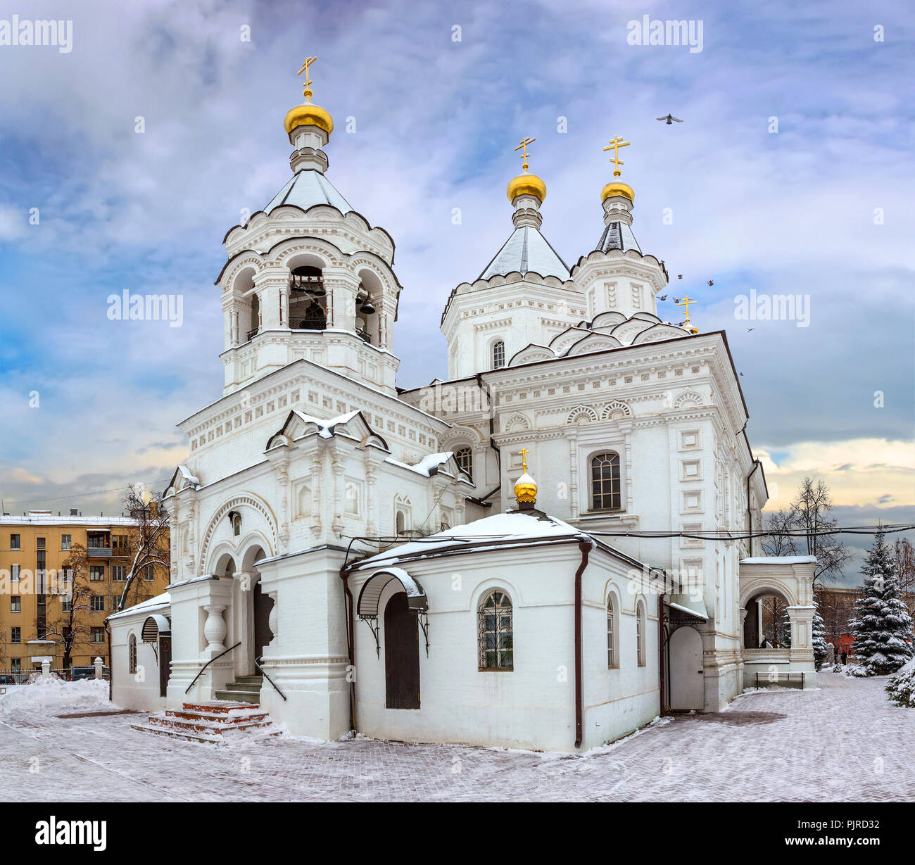 Der Tempel von Erzengel Michael an den Kliniken über das Mai den Feld im Winter Tag. Russland. Moskau Stockfoto