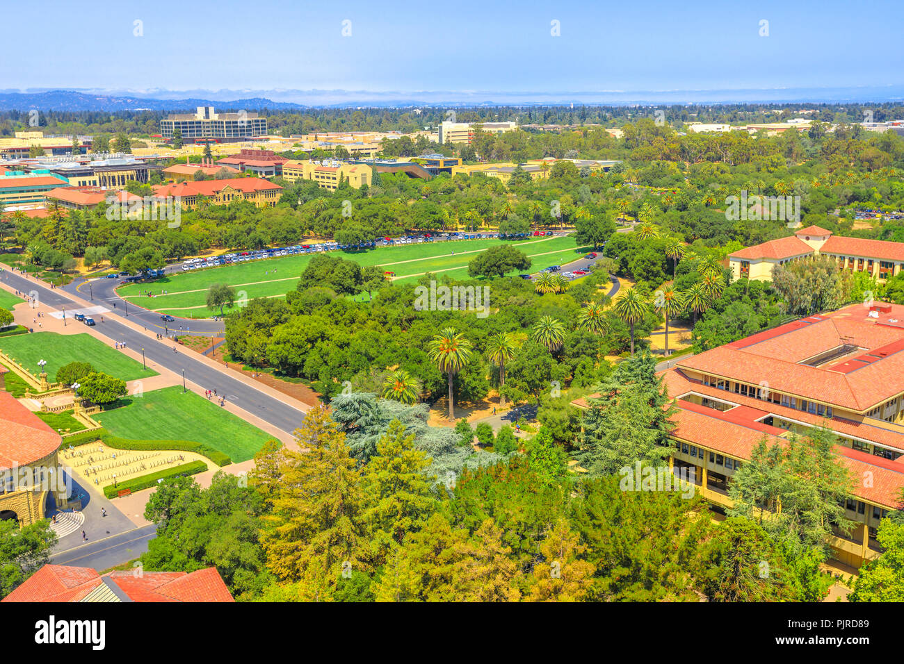 Palo Alto, CA, Vereinigte Staaten - 13 August 2018: Luftaufnahme der wichtigsten oval Gras Eingang an der Stanford University, einer der angesehensten Universitäten der Welt, von Hoover Tower Observatorium Stockfoto