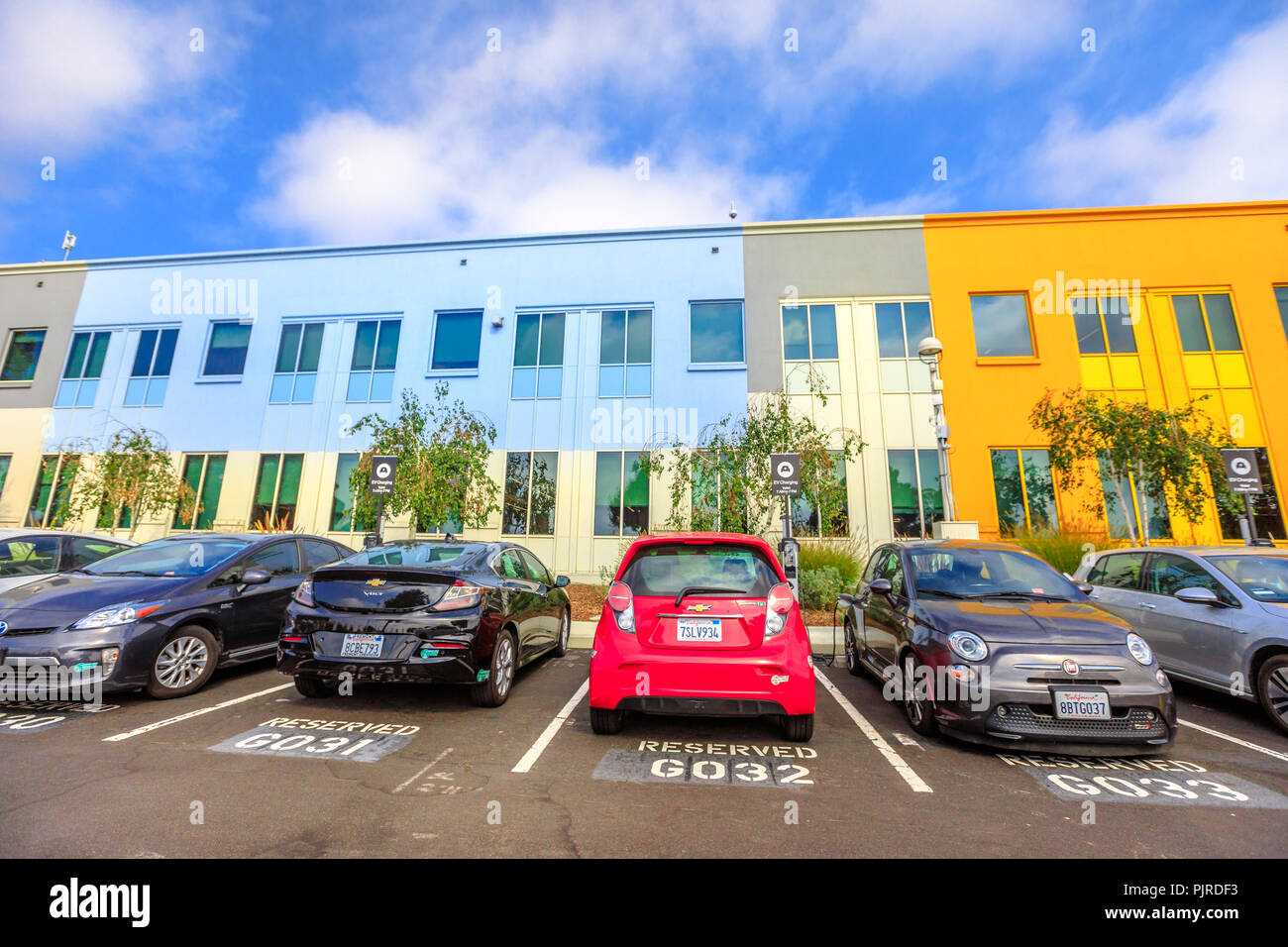 Menlo Park, Kalifornien, USA - 13. August 2018: Nummerierte Sitzplätze für Mitarbeiter vor dem bunten Gebäude von Facebook Headquarters Campus in Silicon Valley, San Francisco Bay Area. Stockfoto