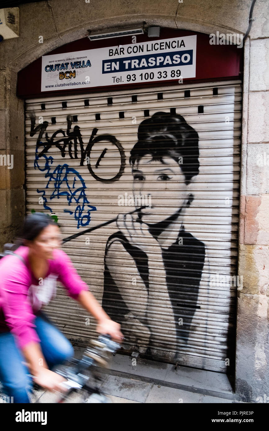 Barcelona street art von Audrey Hepburn mit Radfahrer vorbei Stockfoto