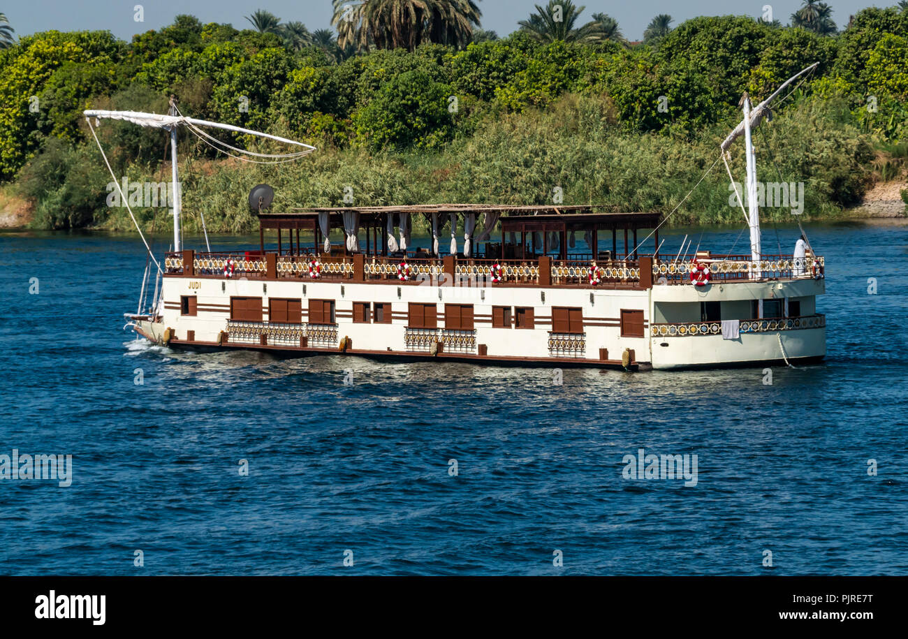 Touristische River Cruise Segelboot mit eingerollt Segel, Nil, Ägypten, Afrika Stockfoto