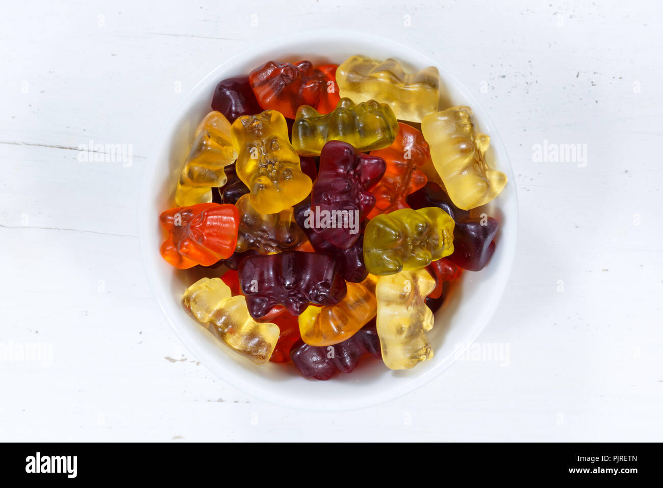 Gummibärchen Süßigkeiten von oben Schüssel Holzbrett Holz Stockfoto
