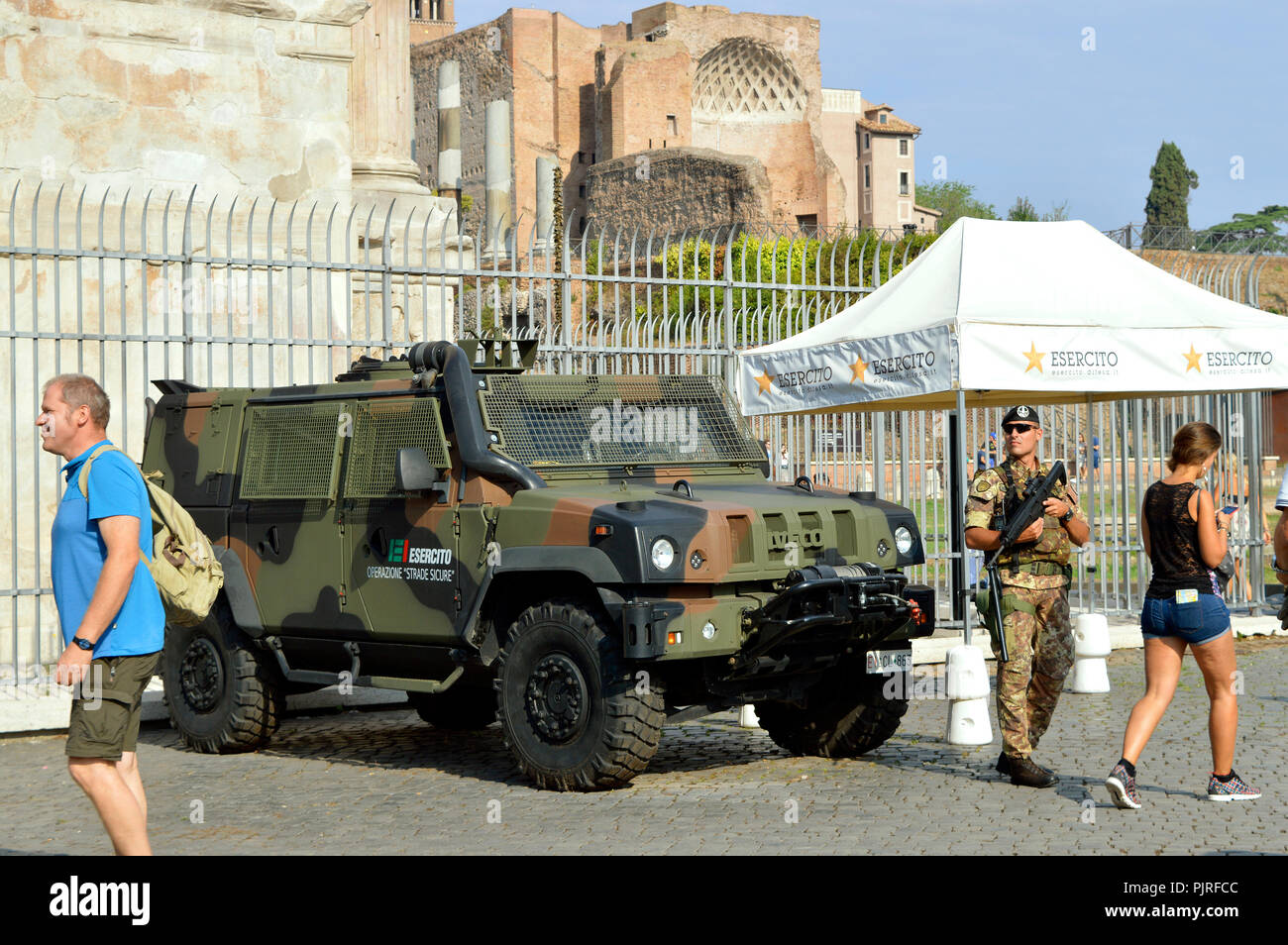 Anti-terror-Soldaten auf Patrouille in Rom Sehenswürdigkeiten Touristen schützen Stockfoto