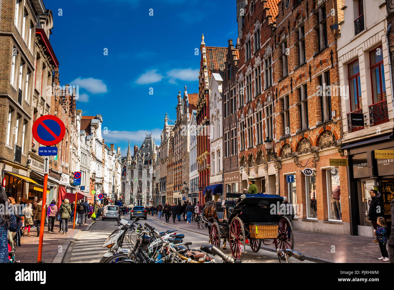 Menschen rund um den schönen Brügge Stadt auf einem Schlitten von einem Pferd gezogen Touring Stockfoto