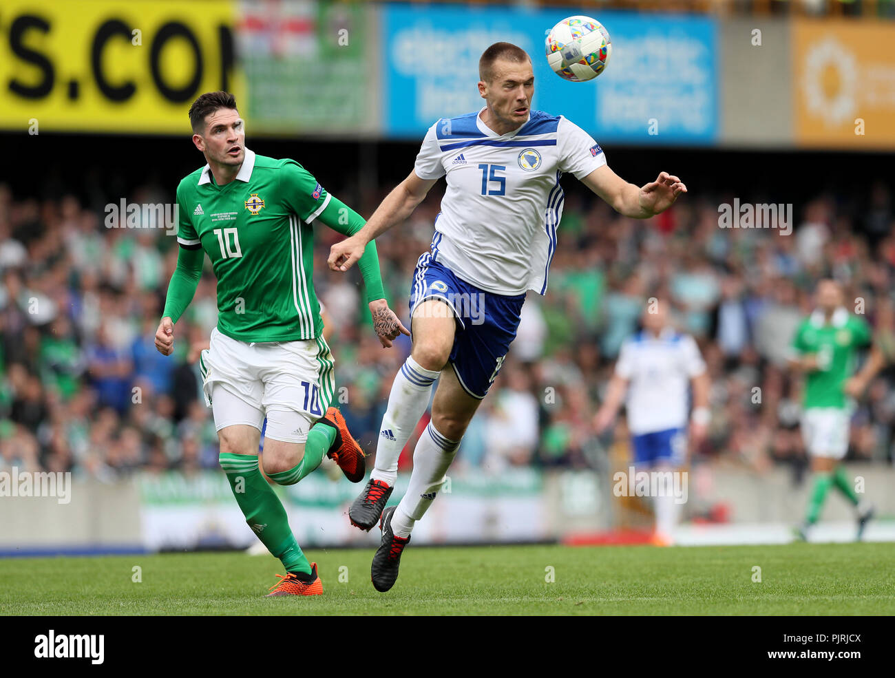 Nordirlands Kyle Lafferty (links) und Bosnien und Herzegowina Toni Sunjic Kampf um den Ball während der UEFA Nationen Liga, Liga B Gruppe drei Match im Windsor Park, Belfast. Stockfoto