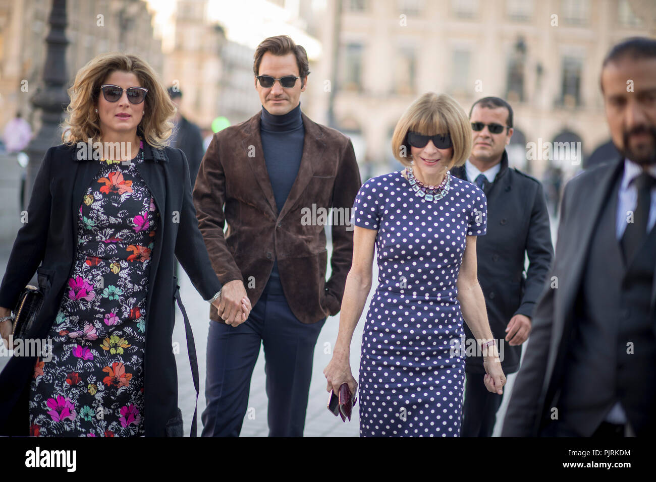 Roger Federer (2 L) und Chefredakteurin der Vogue, Anna Wintour (3R) kommt  für die Louis Vuitton Show am Place Vendôme in Paris Fashion Week  Frühjahr/Sommer 2017 auf Oktober 05, 2016 in Paris,