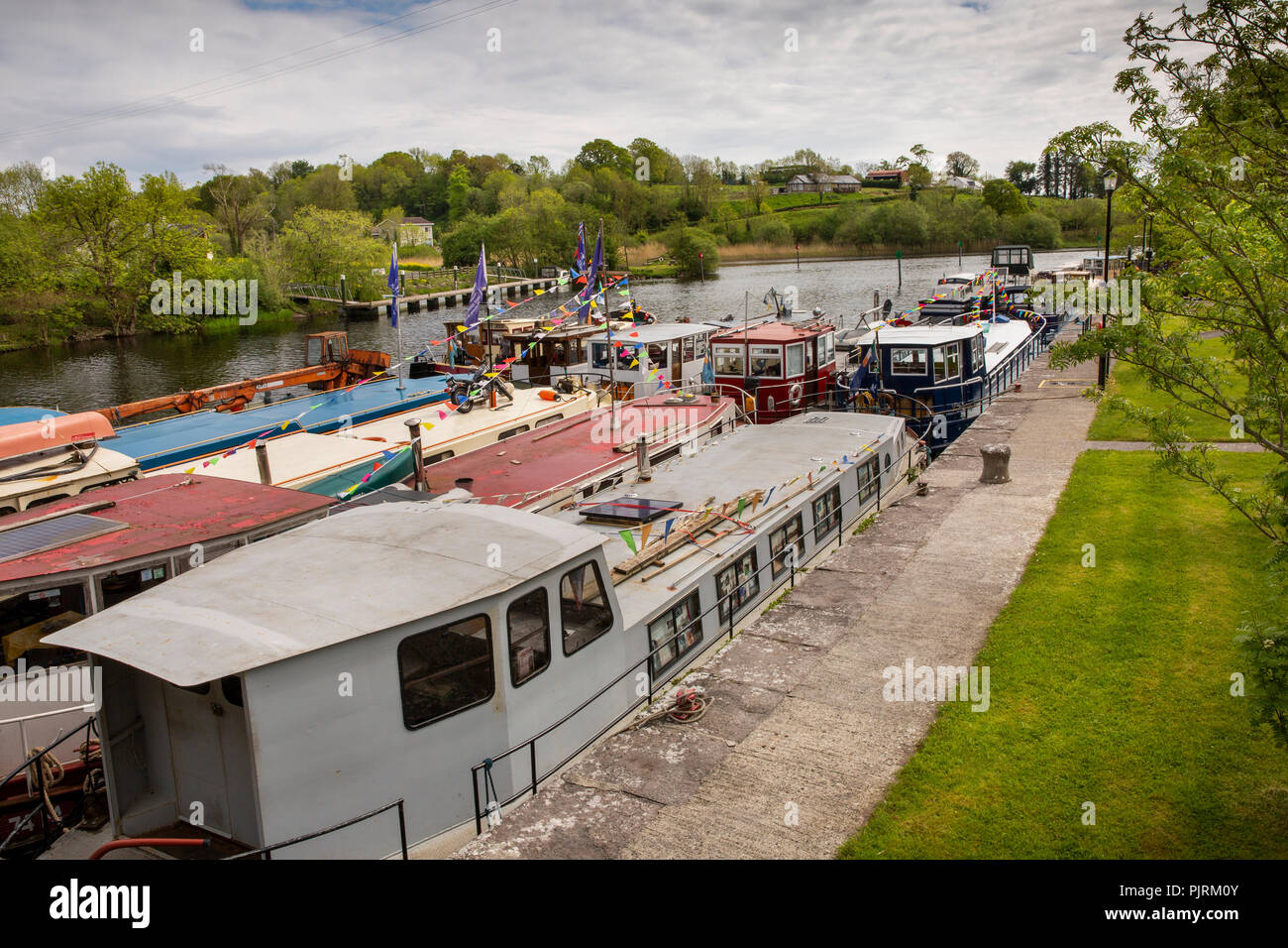 Irland, Co Leitrim, Jamestown, Kähne und Boote auf dem Fluss Shannon günstig Stockfoto