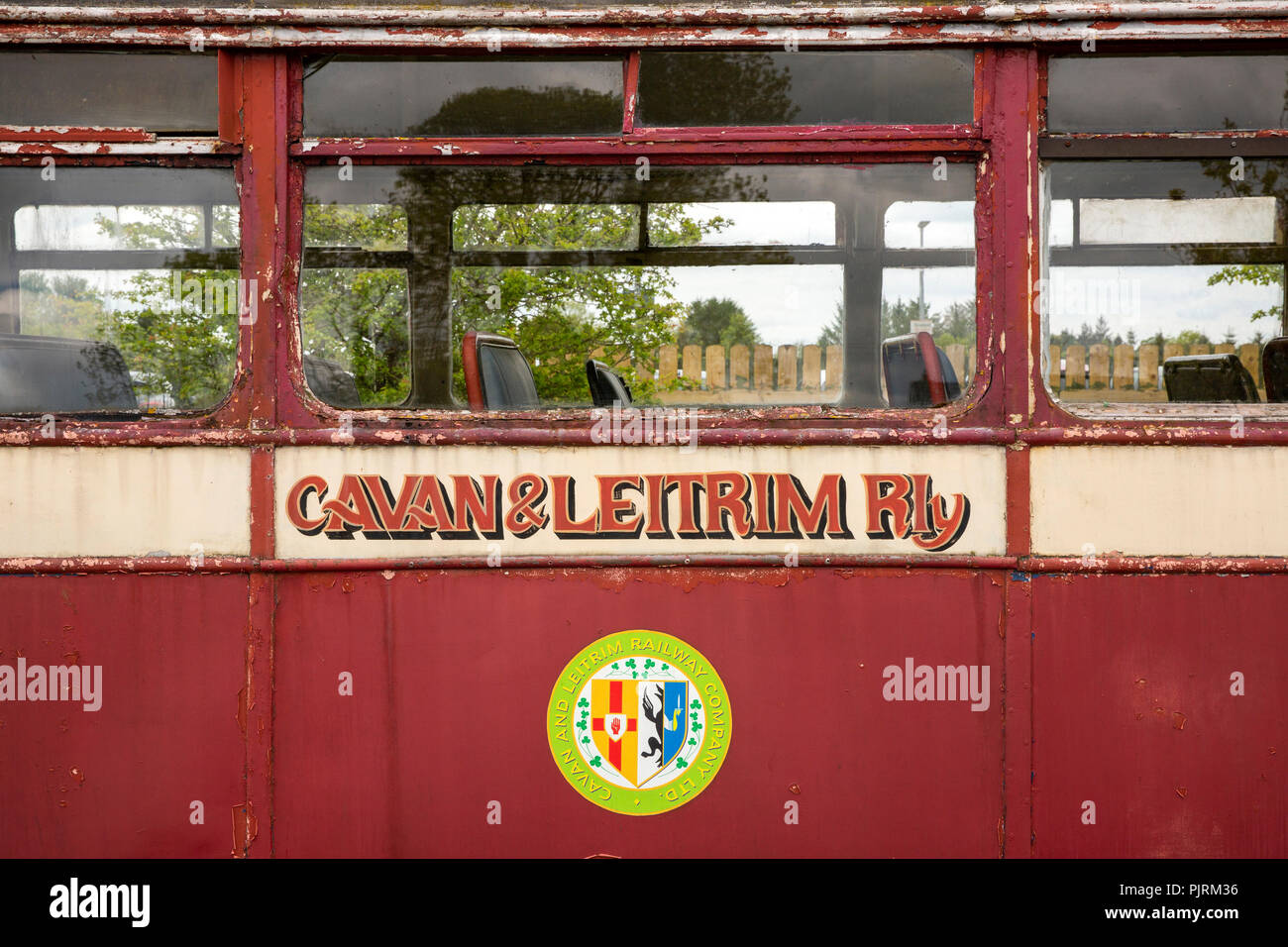 Irland, Co Leitrim, Dromod, Cavan und Leitrim Railway Museum, Logo auf Eisenbahnwagen Stockfoto