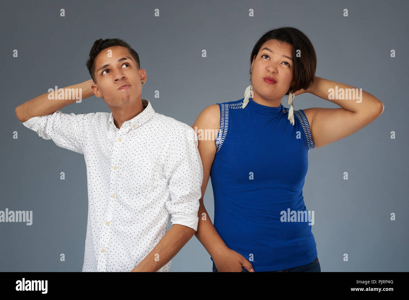 Denken junge Paar Portrait auf Grau studio Hintergrund isoliert Stockfoto