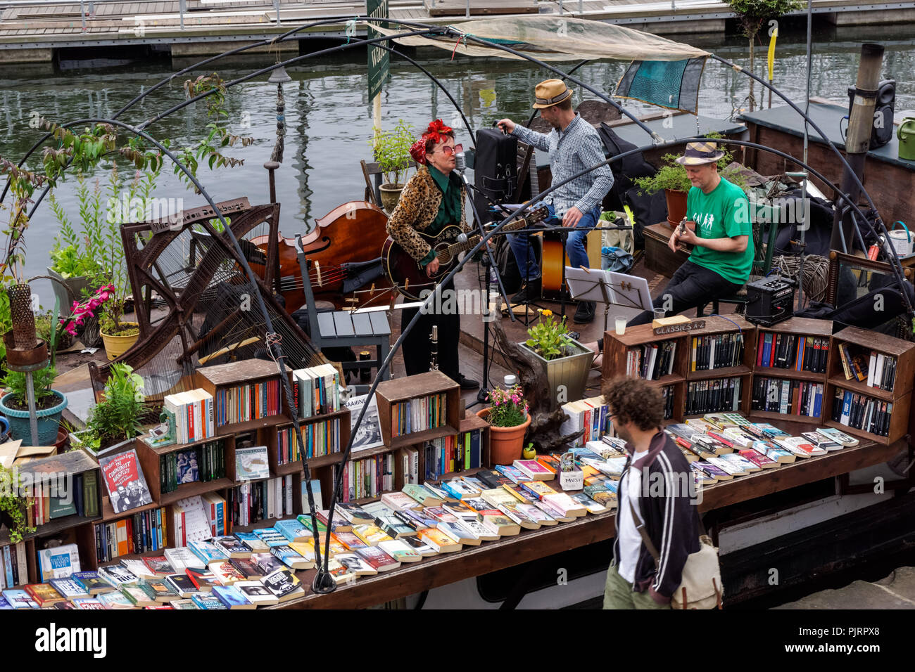 Wort auf dem Wasser Buchladen auf einem Frachtkahn auf der Regent's Canal in King's Cross, London England United Kingdom UK Stockfoto