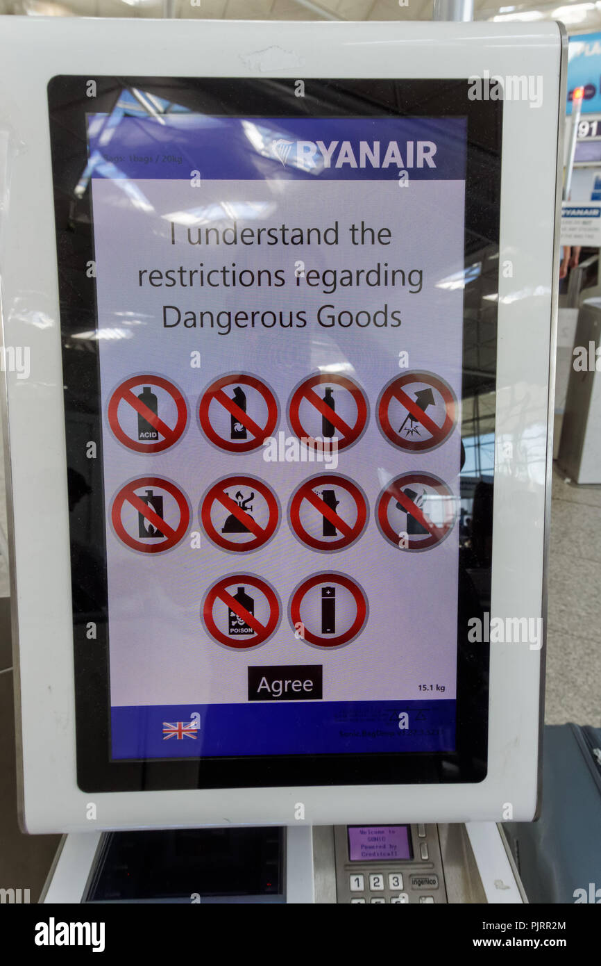 Gefährliche los Einschränkungen bei Ryanair selbst Bag Drop am Flughafen London Stansted, England Vereinigtes Königreich Großbritannien Stockfoto