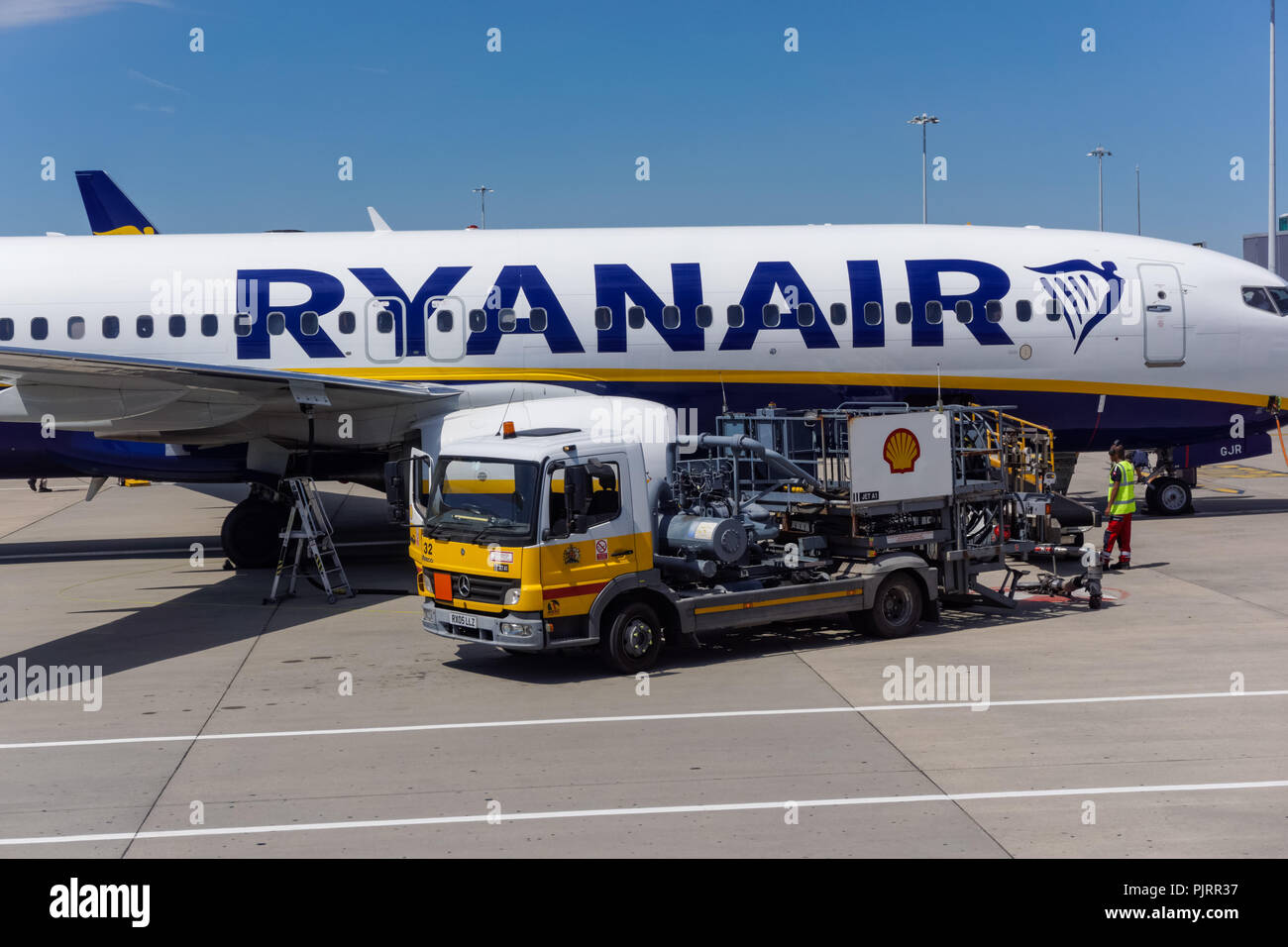 Ryanair-Flugzeugbetankung mit Shell-Tankwagen am Flughafen London Stansted, England Großbritannien Stockfoto