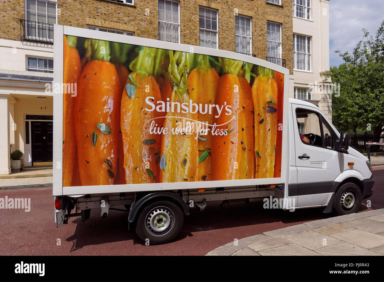 Sainsbury's Lieferwagen außerhalb Haus in London England Vereinigtes Königreich VEREINIGTES KÖNIGREICH Stockfoto