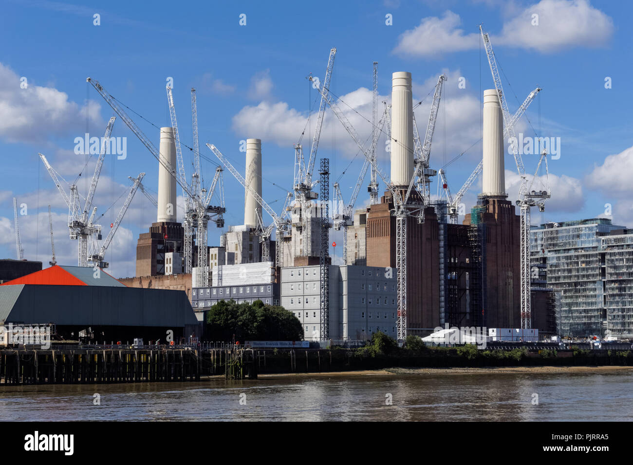 Krane an der Battersea Power Station in London, England, Vereinigtes Königreich, Großbritannien Stockfoto