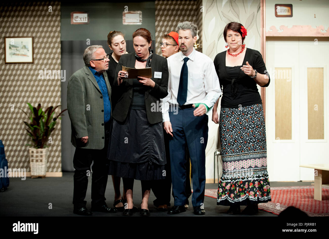 Theater Company Toneel Linden spielen "Oud Ja, Maar Nog nicht Versleten" von Hilda Vleugels, unter der Regie von Manu Gemoets (Belgien, 21/04/2014) Stockfoto