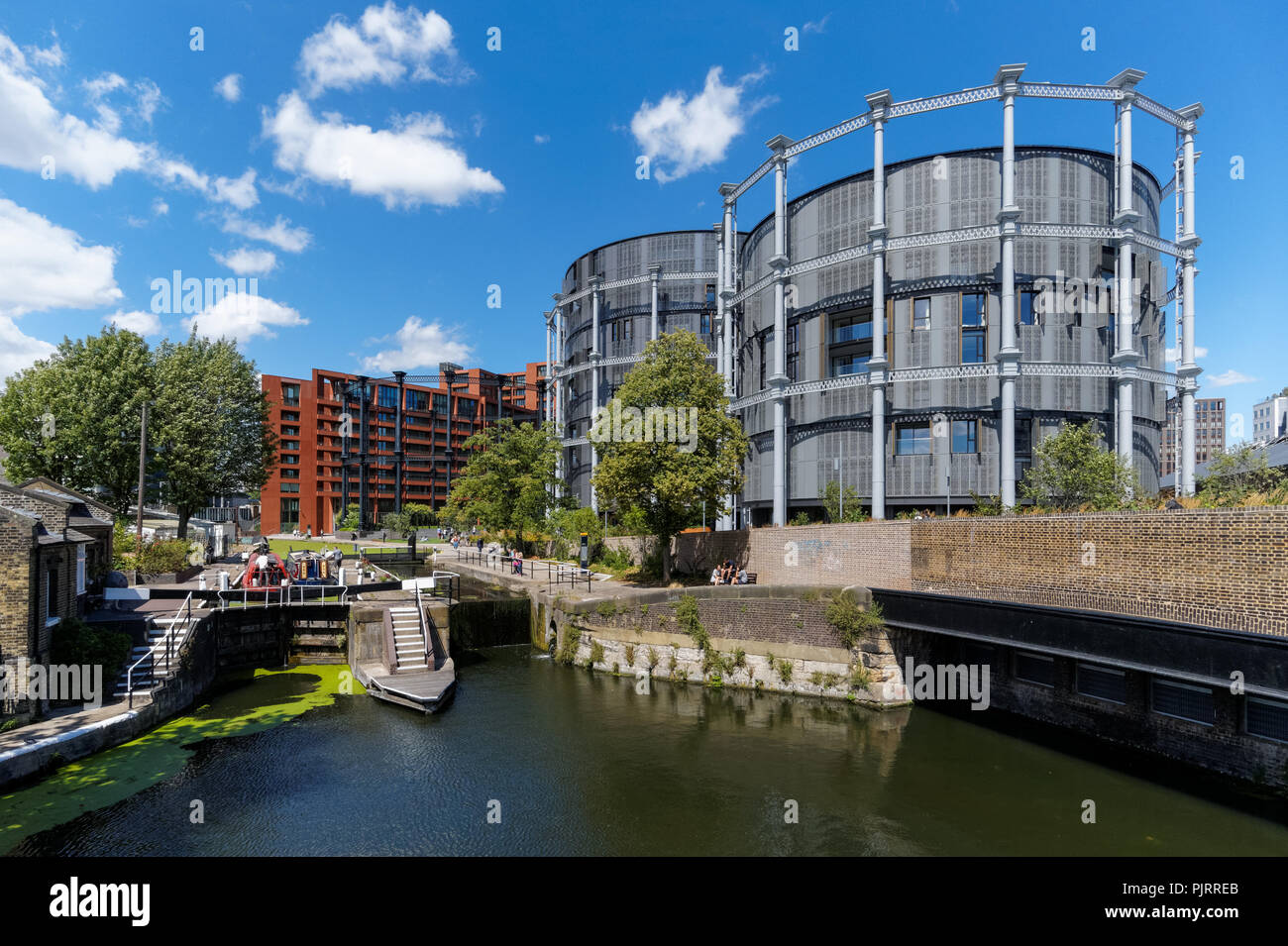 Gasholders moderner Wohnkomplex und der Regent's Canal in King's Cross, London England Vereinigtes Königreich Großbritannien Stockfoto