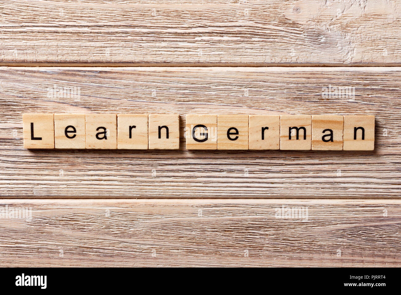 Deutsch lernen Wort auf Holz Block geschrieben. Lernen Sie Deutsch Text in Tabelle, Konzept. Stockfoto