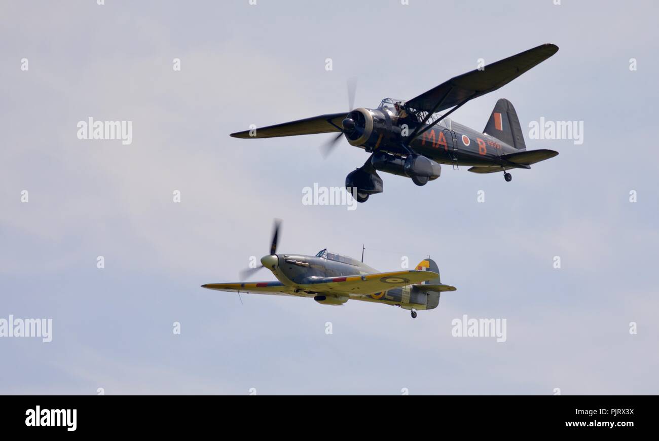 Westland Lysander (V 9228) Hawker Sea Hurricane (Z7015) fliegen am Alten Wärter Military Pageant Airshow am 1. Juli 2018 Stockfoto