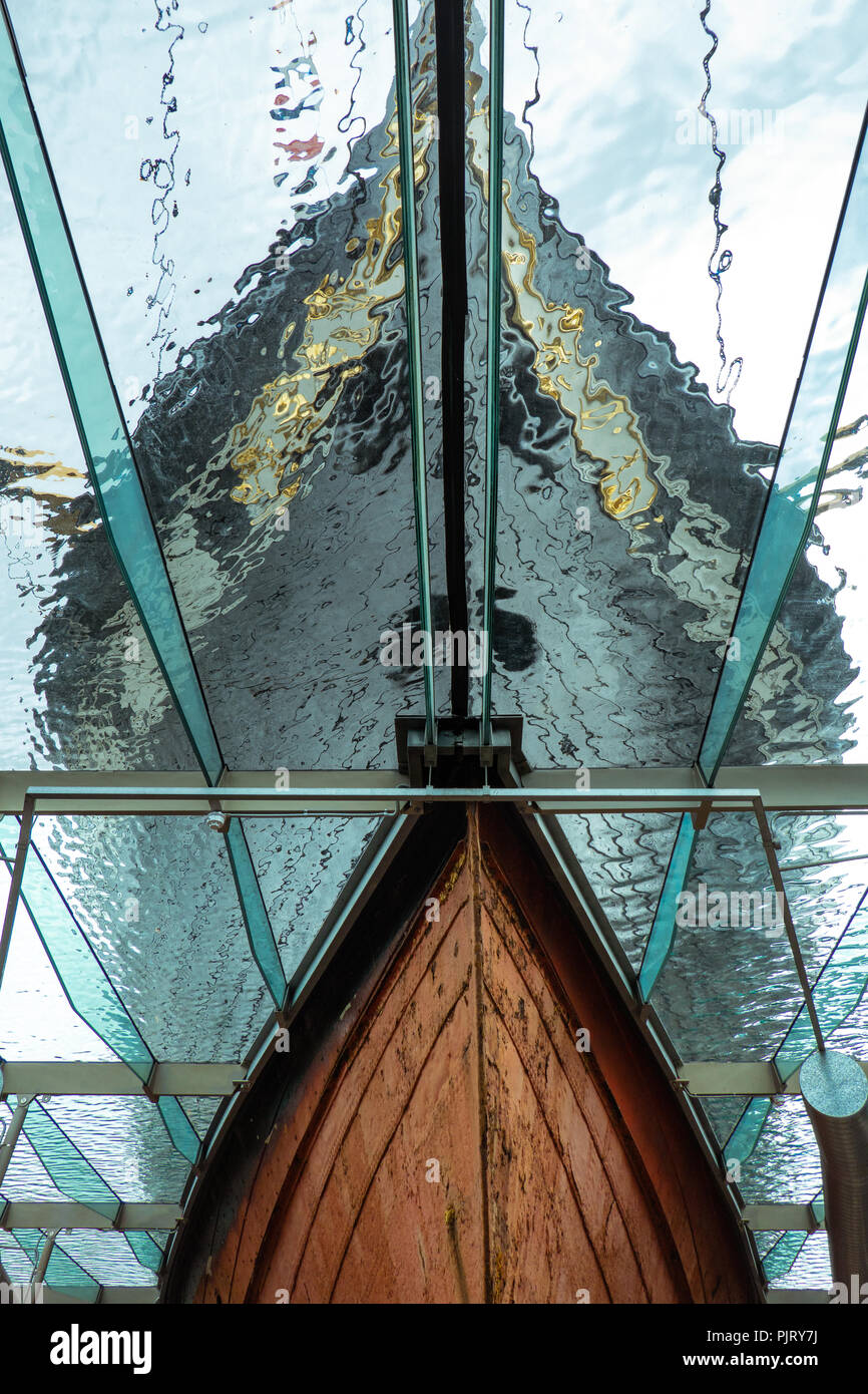 Unter dem flachen Glas ausgebreitet, Pool, trennt die freiliegenden Teil der SS Great Britain für die ökologisch kontrollierten Gebiet, die PRESE Stockfoto