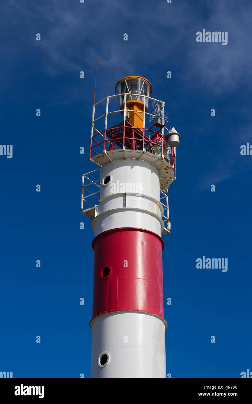 Moderne Lighthouse Tower gegen den blauen Himmel Hintergrund. Stockfoto