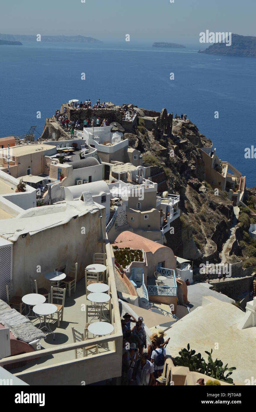 Schönes Foto Postkarte mit malerischen Häusern und Schloss mit dem Ägäischen Meer im Unendlichen Nach einem Increibe Aussichtspunkt in Oia auf der Insel Santer Stockfoto