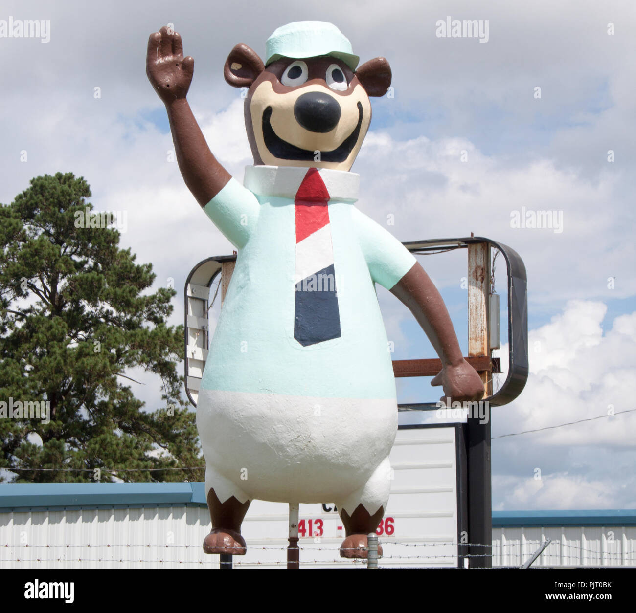 Yogi-Bär-Statue winkt vor einem Lagergebäude in Chocowinity, North Carolina – Cartoon-Charme an einem unerwarteten Ort. Stockfoto