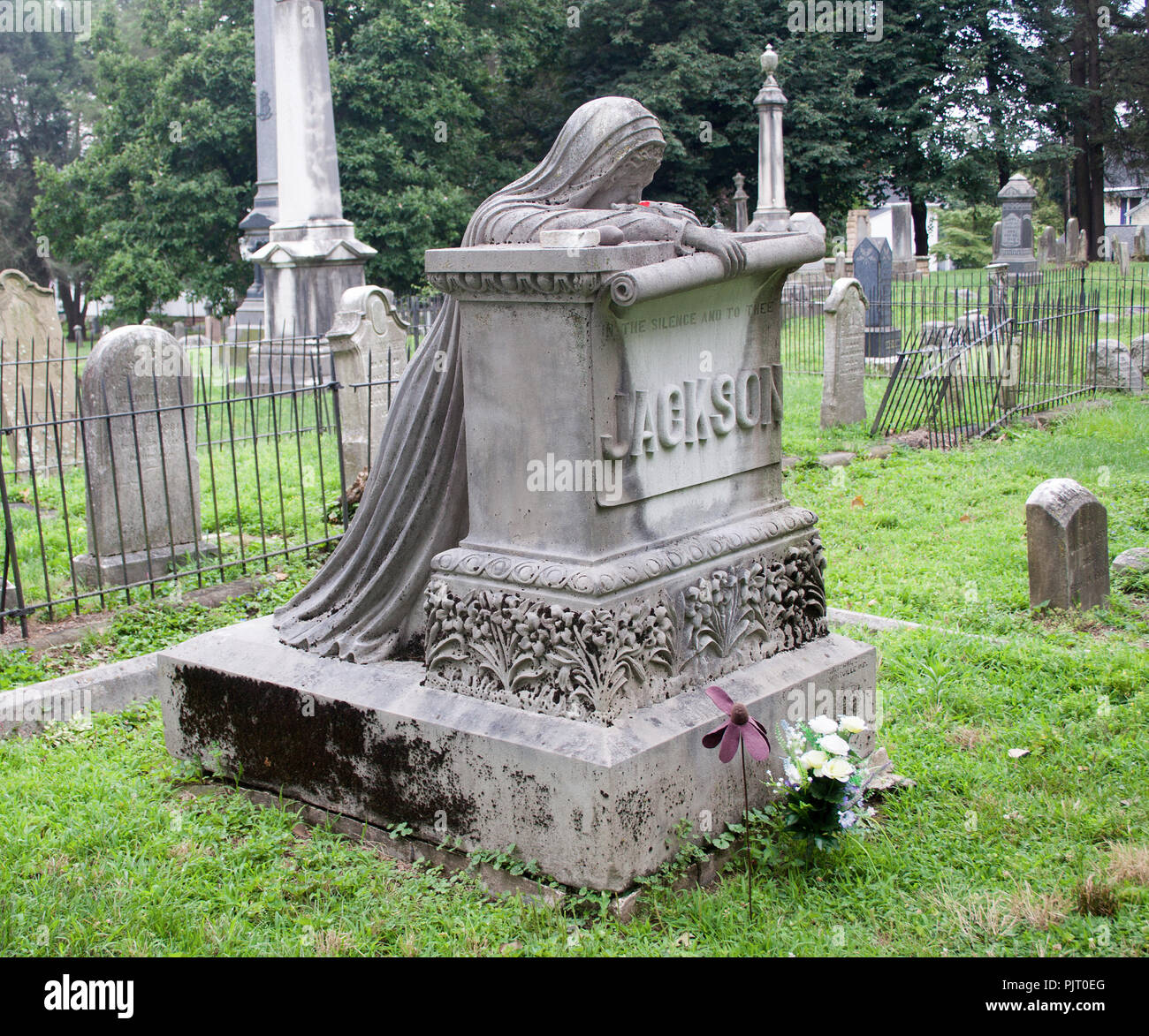 Cying Woman Grave in Parkersburg, West Virginia – eine eindringliche Statue der Trauer und Liebe wacht über diesen historischen Friedhof. Stockfoto