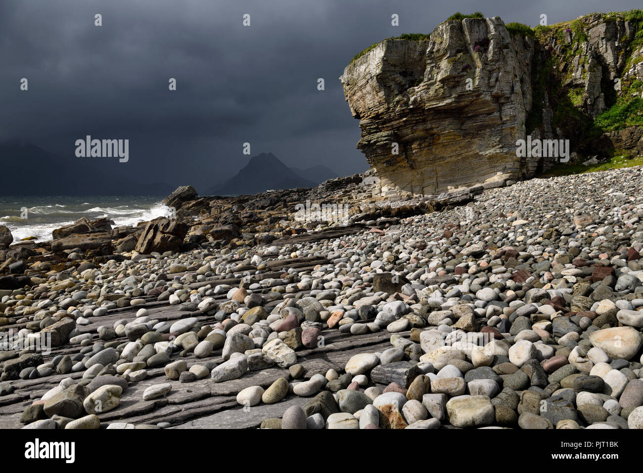 Glatte Felsen Elgol Strand von Port na Cullaidh mit Red Cuillin Berge unter Wolken am Loch Scavaig Isle of Skye Schottland Großbritannien Stockfoto