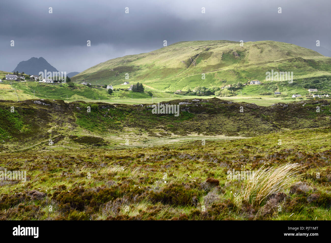 Sonne auf Ben Keil Hügel mit Elgol Häuser und Red Cuillin Hills im Abstand auf der Isle of Skye Schottische Highlands Schottland Großbritannien Stockfoto