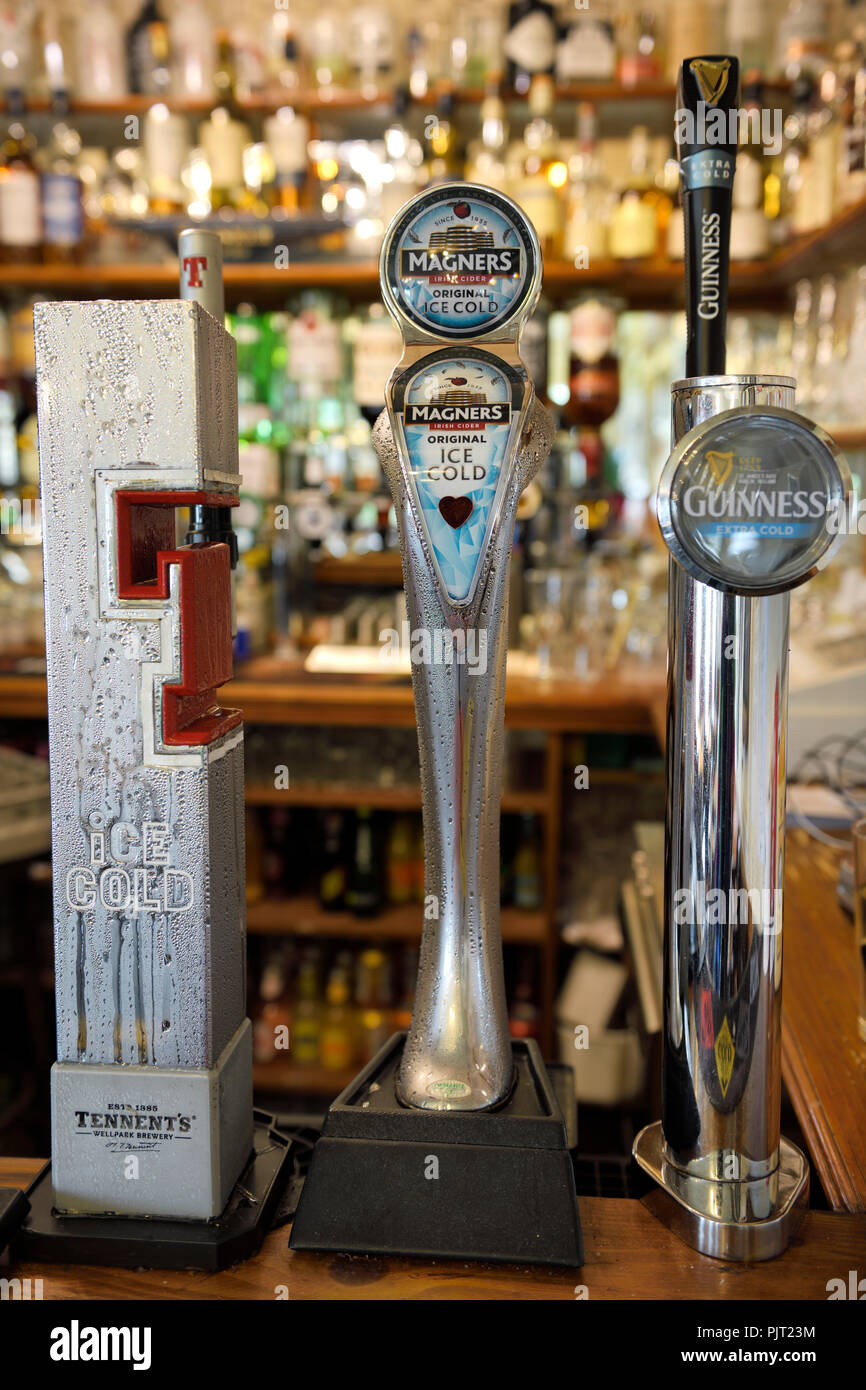 Kaltwasserhähne Tennents und Guinness Bier und Magners Cider an taigh Ailean Hotelbar Isle of Skye Schottland Großbritannien Stockfoto