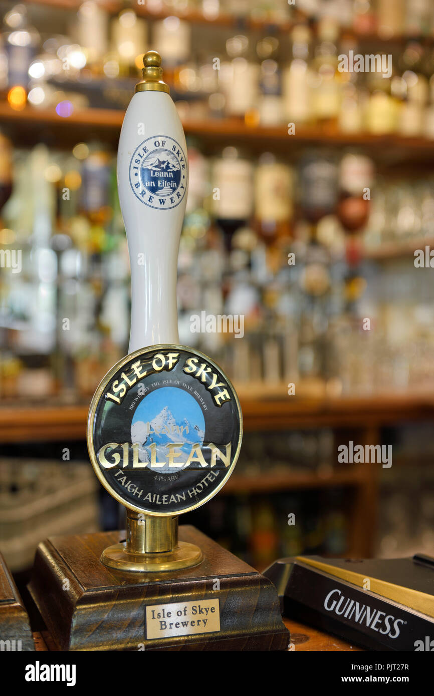Für Gillean Bier aus Isle of Skye Brauerei am Taigh Ailean Hotelbar Schottland Großbritannien Tippen Stockfoto