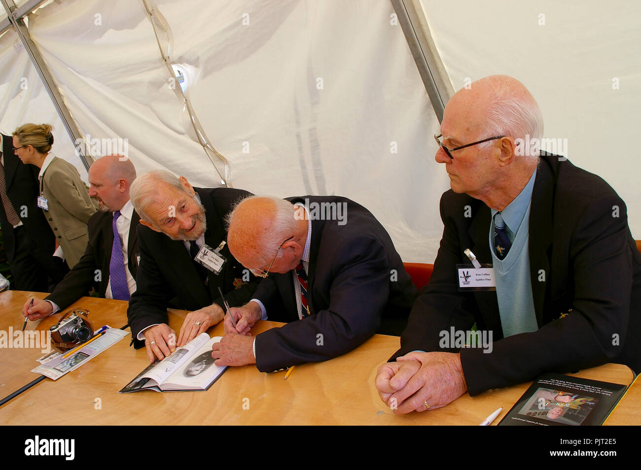 Zweiten Weltkrieg RAF Royal Air Force Veteranen John Milne (Spitfire rigger), Sid Cleaver und Ken Collins (Spitfire Piloten) an ein Buch signieren Stockfoto