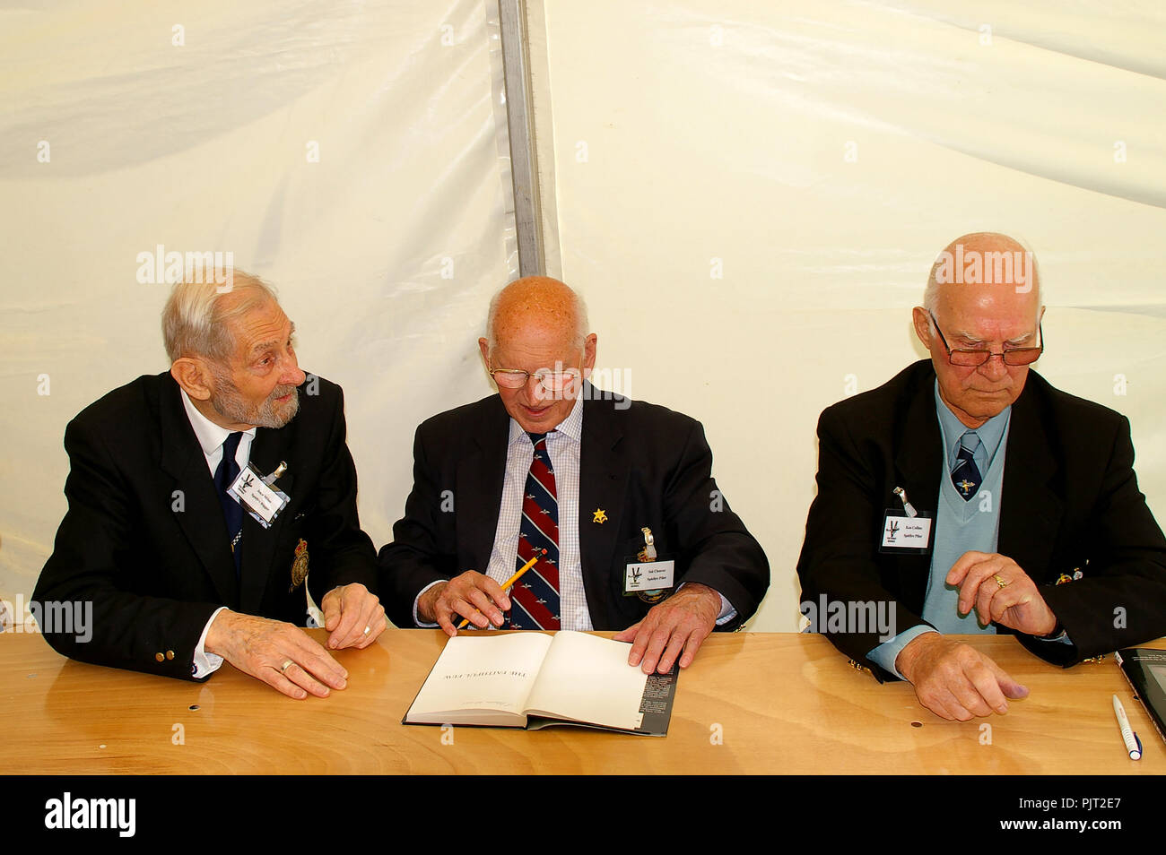 Zweiten Weltkrieg RAF Royal Air Force Veteranen John Milne (Spitfire rigger), Sid Cleaver und Ken Collins (Spitfire Piloten) an ein Buch signieren Stockfoto