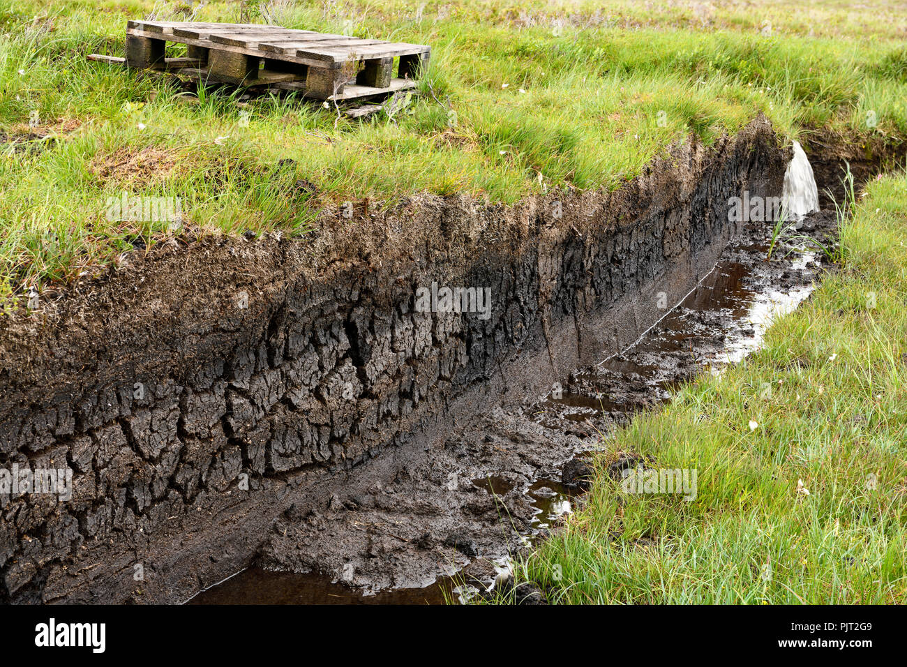Trench cut in tiefe Torf Sumpfgebiet Mauren auf Isle of Skye Schottland Wasser für Ernte zu entleeren Stockfoto