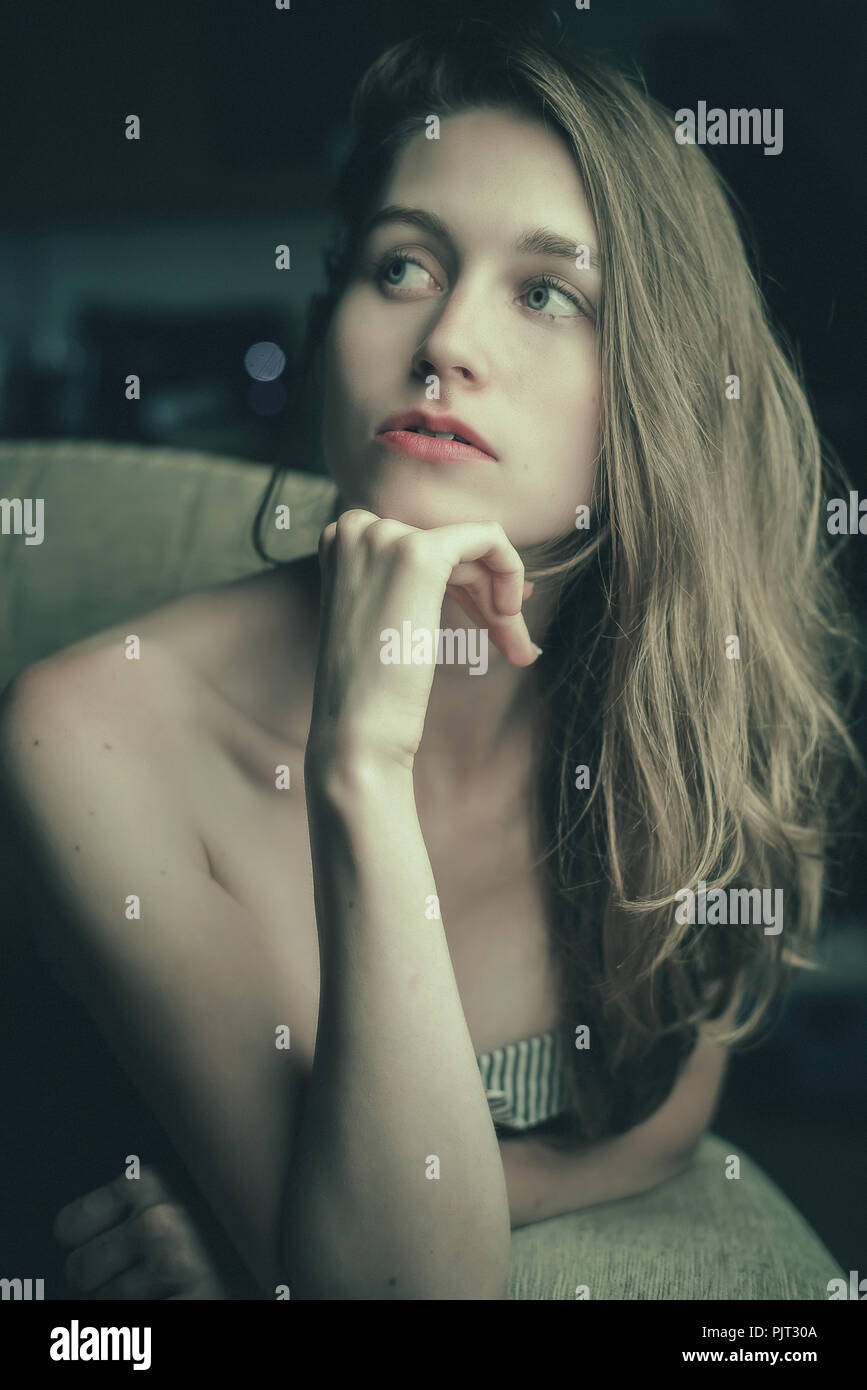 Das Porträt einer blonden Frau verloren in Gedanken Stockfoto