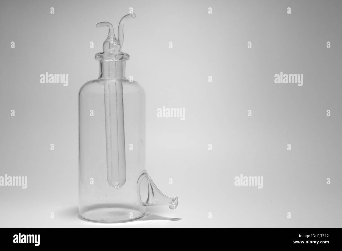 Komplexe Anlagen für die chemische Forschung. Composite Schlauch eingefügt in Woulff-flasche. Graustufenbild Stockfoto