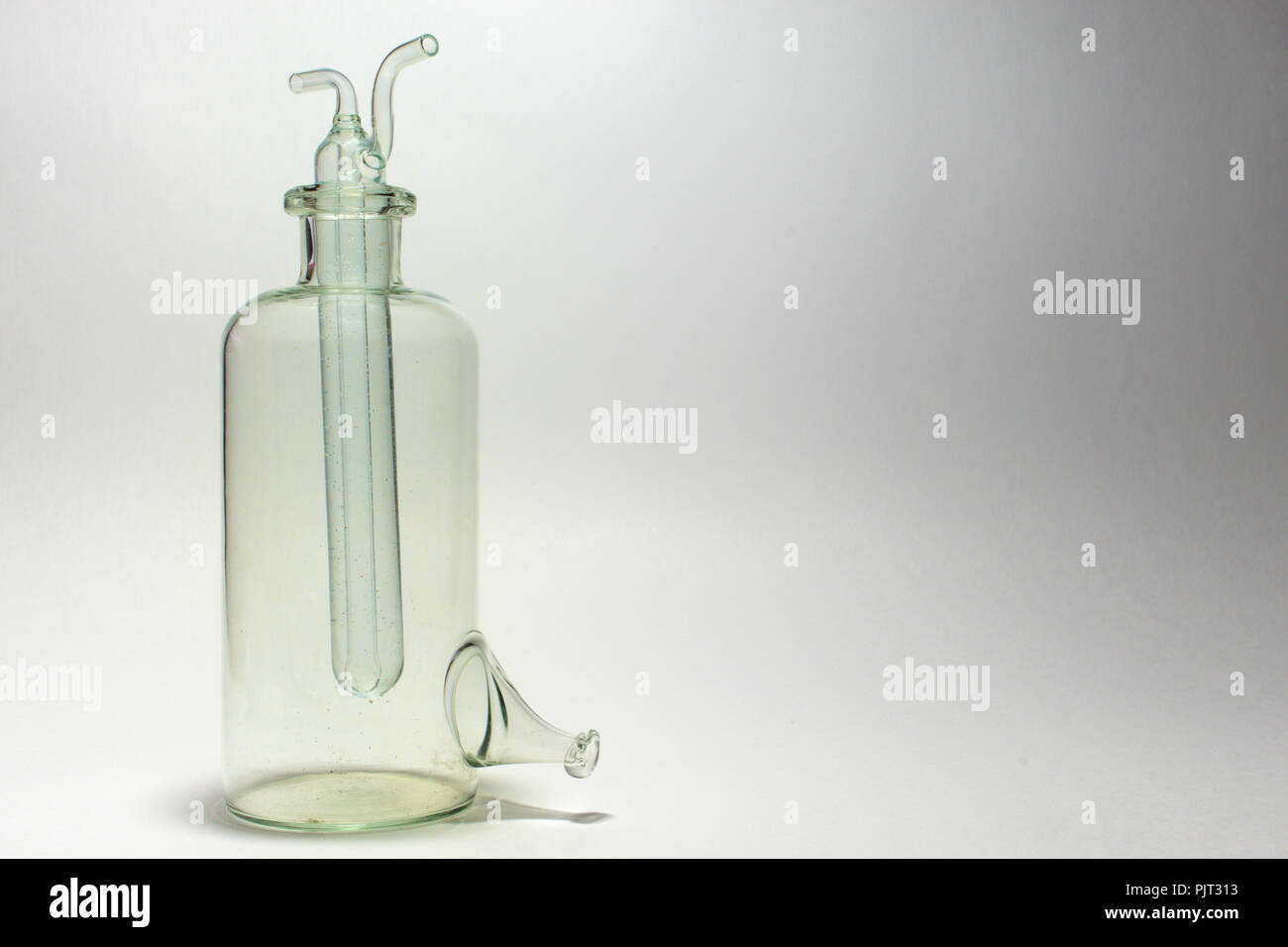 Bunte Laborflasche auf monochromen Hintergründen. lab Glaswaren für die chemische Analyse - Komplexe chromatographische Anlagen Stockfoto