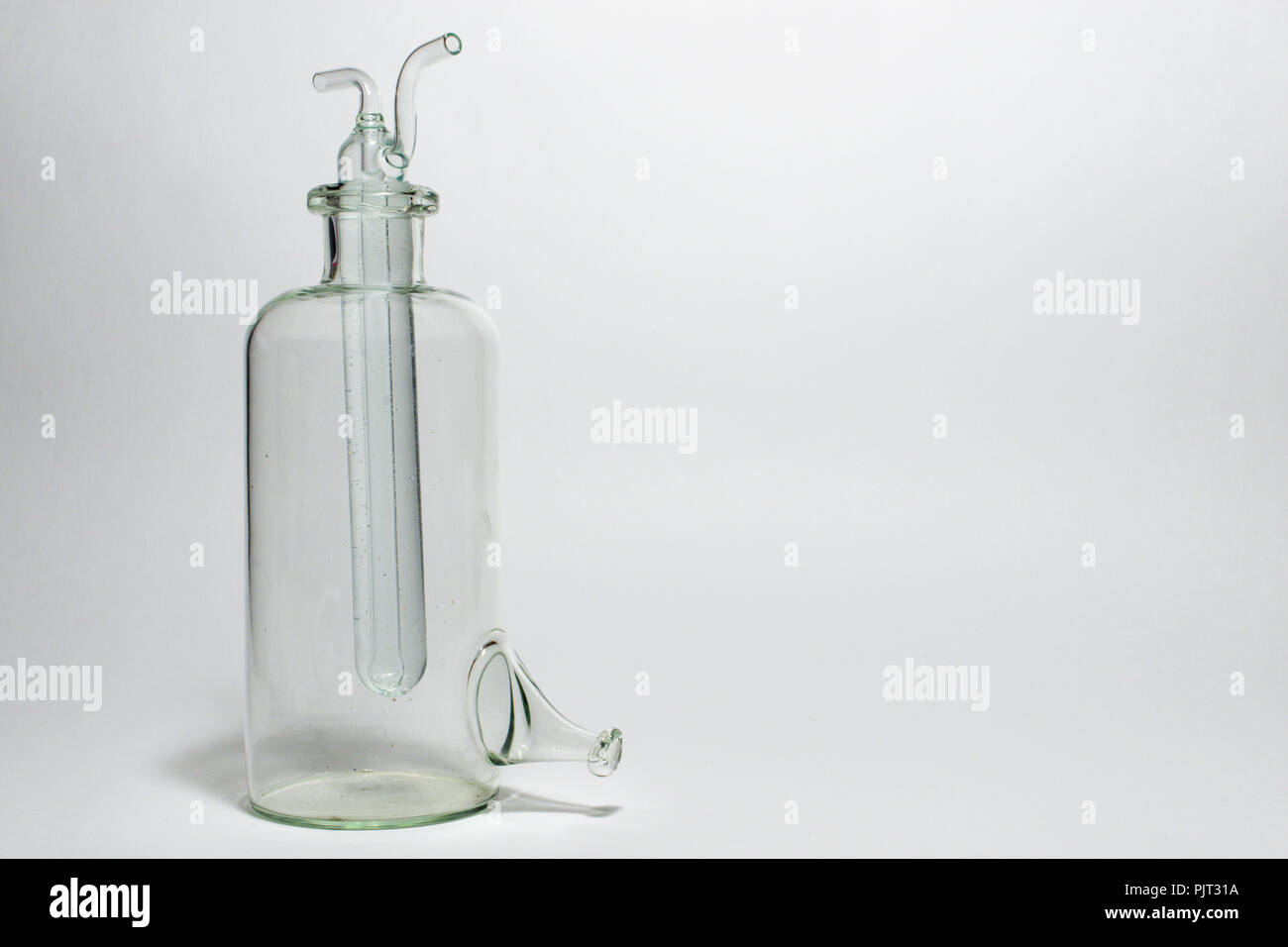 Composite Reagenzglas, Wasser gefüllt, innen leer Woulff-flasche (Labor Kolben mit einem Hals und Schläuche an der Unterseite) Stockfoto