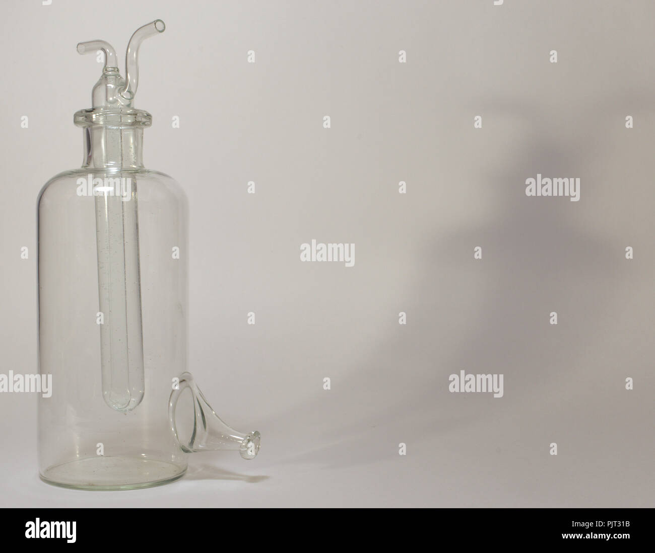 Gaswaschflasche kombiniert des Kolbens und Composite Reagenzglas mit Siphon (sealed ball-förmigen Spitze). wirft lange Schatten auf Hintergrund Stockfoto