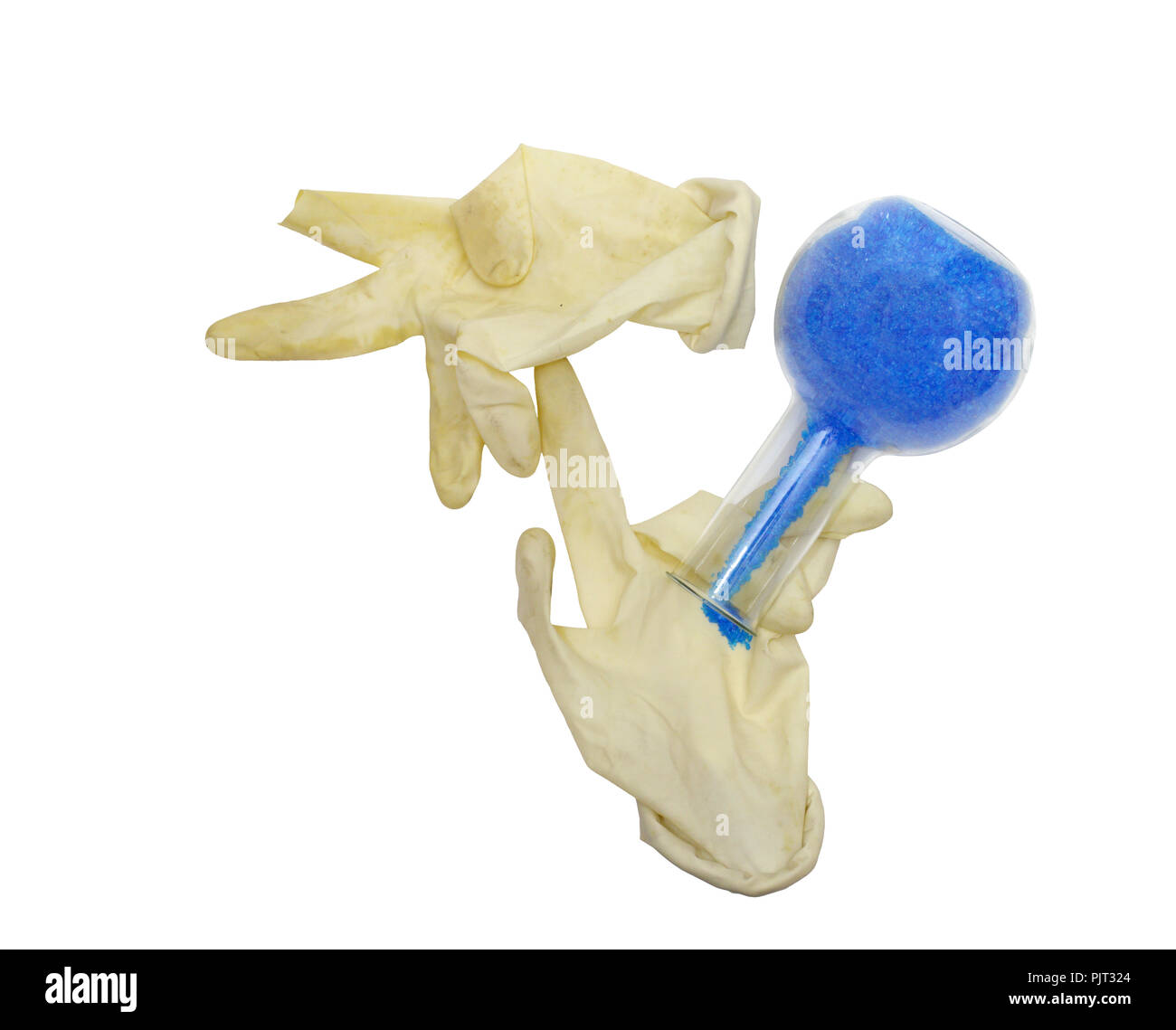 Latex Handschuhe, umgeworfen Florenz Meßkolben, Verschütten von Blue vitriol Kristalle. auf weißem Hintergrund mit Freistellungspfad isoliert Stockfoto