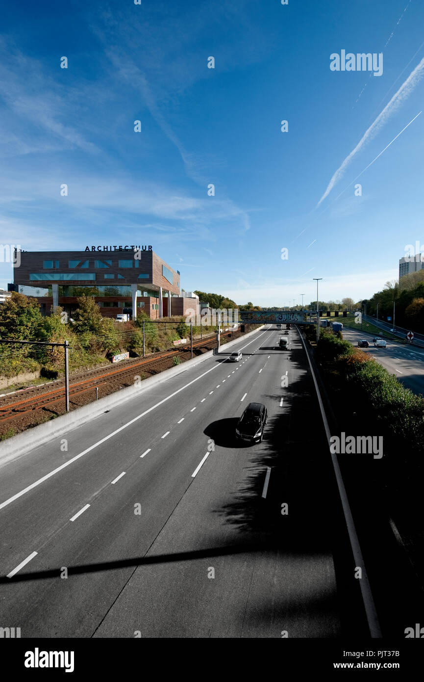 Der Verkehr auf der R1 Ring Autobahn rund um Antwerpen in der Nähe des Singel Kulturzentrum (Belgien, 31/10/2012) Stockfoto