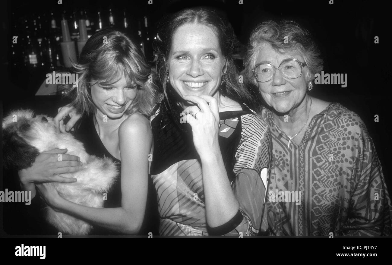 Liv Ullman Mit Tochter Linn Ullman Und Mutter 1982 Foto Von Adam Schadel Photolink Net Stockfotografie Alamy