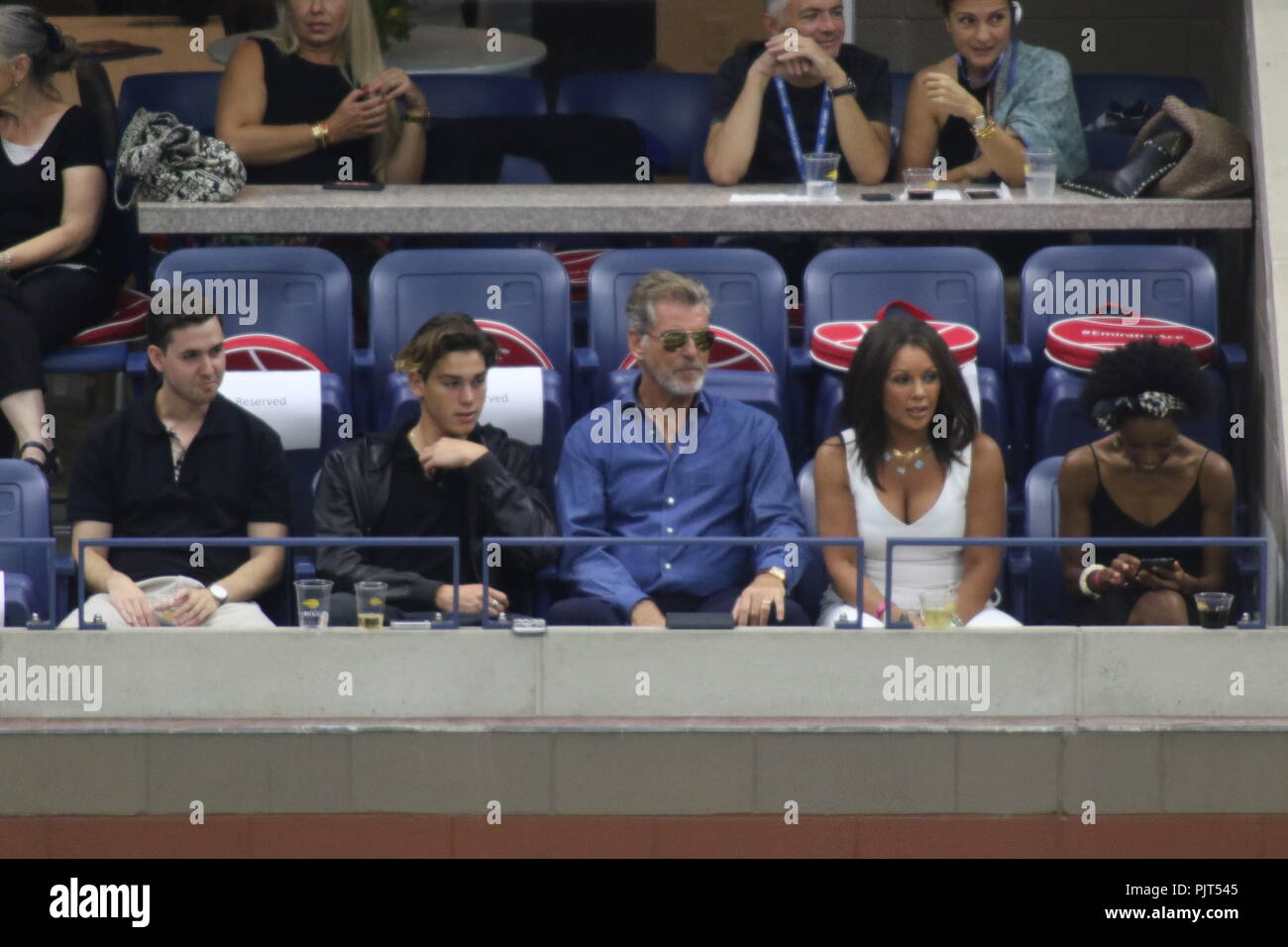 Dylan Brosnan Pierce Brosnan Vanessa Williams US Open Tennis 9-8 2018 Foto von John Barrett/PHOTOlink Stockfoto