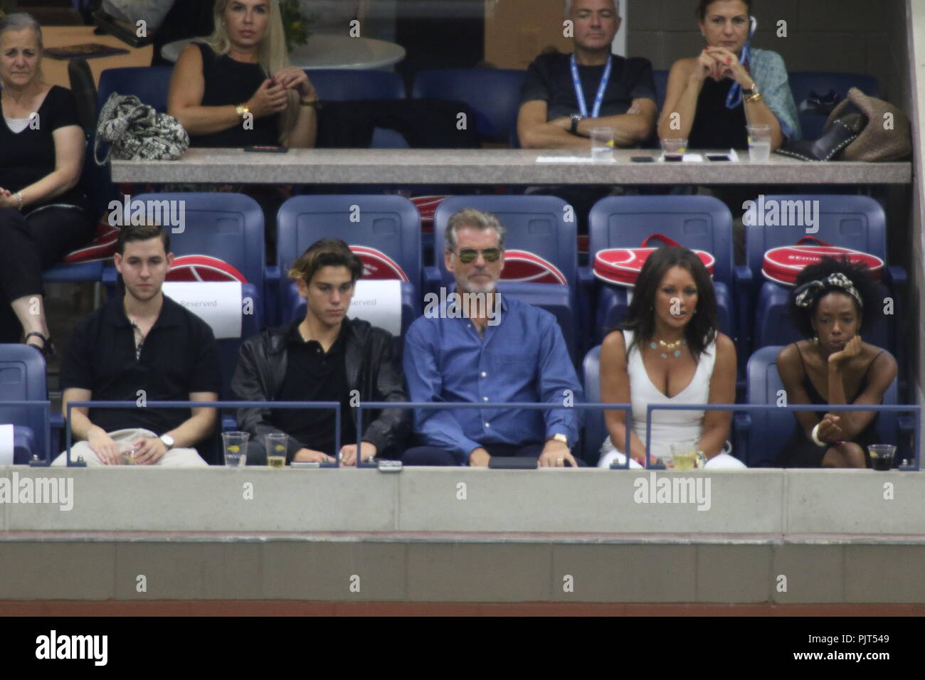 Dylan Brosnan Pierce Brosnan Vanessa Williams US Open Tennis 9-8 2018 Foto von John Barrett/PHOTOlink Stockfoto