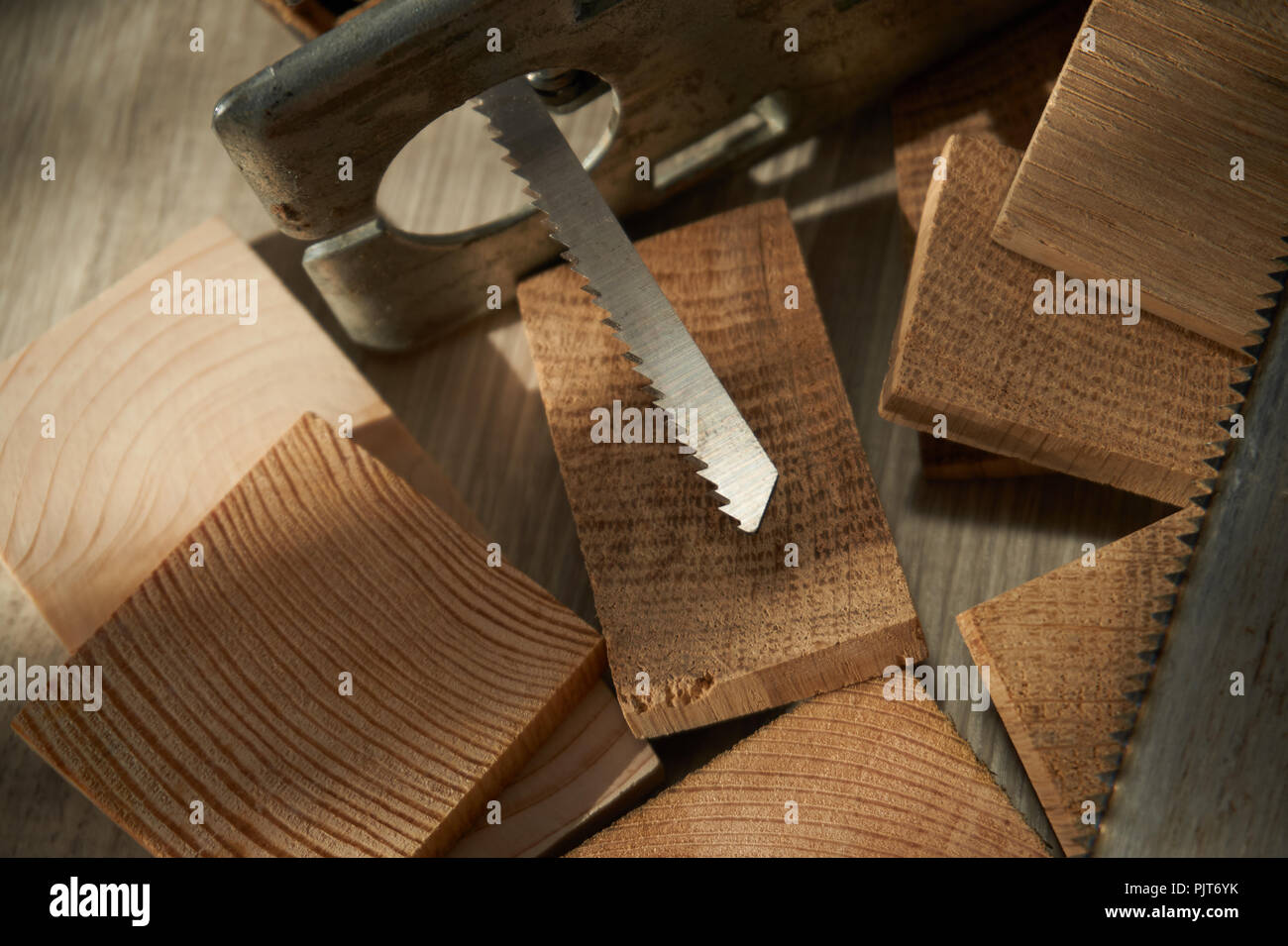Schließen Sie die elektrische Stichsäge Blade auf Holzklötze reibungslose, präzise gerade und gebogene Einschnitte Konzept Stockfoto