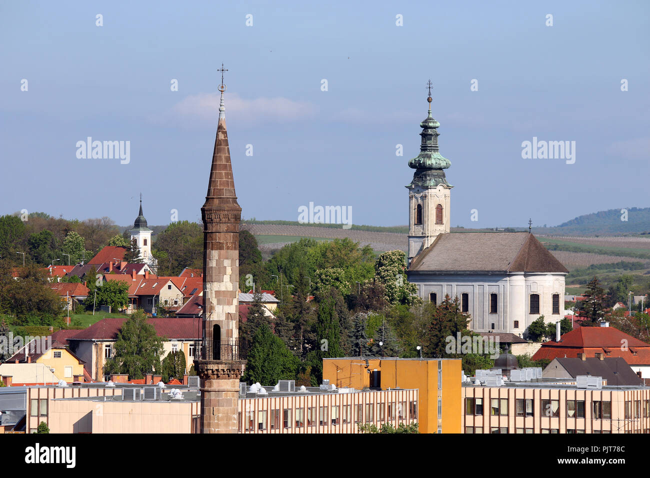 Minarett und Kirchen verschiedener Religionen in einer Stadt Eger, Ungarn Stockfoto