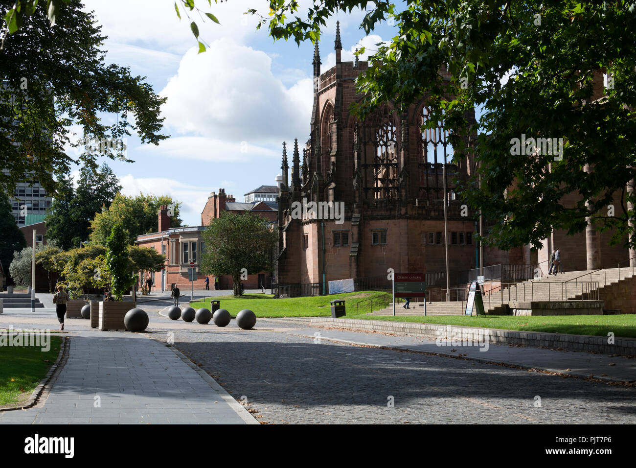 Blick entlang Priory Street zu alten Kathedrale, Coventry, England, Großbritannien Stockfoto